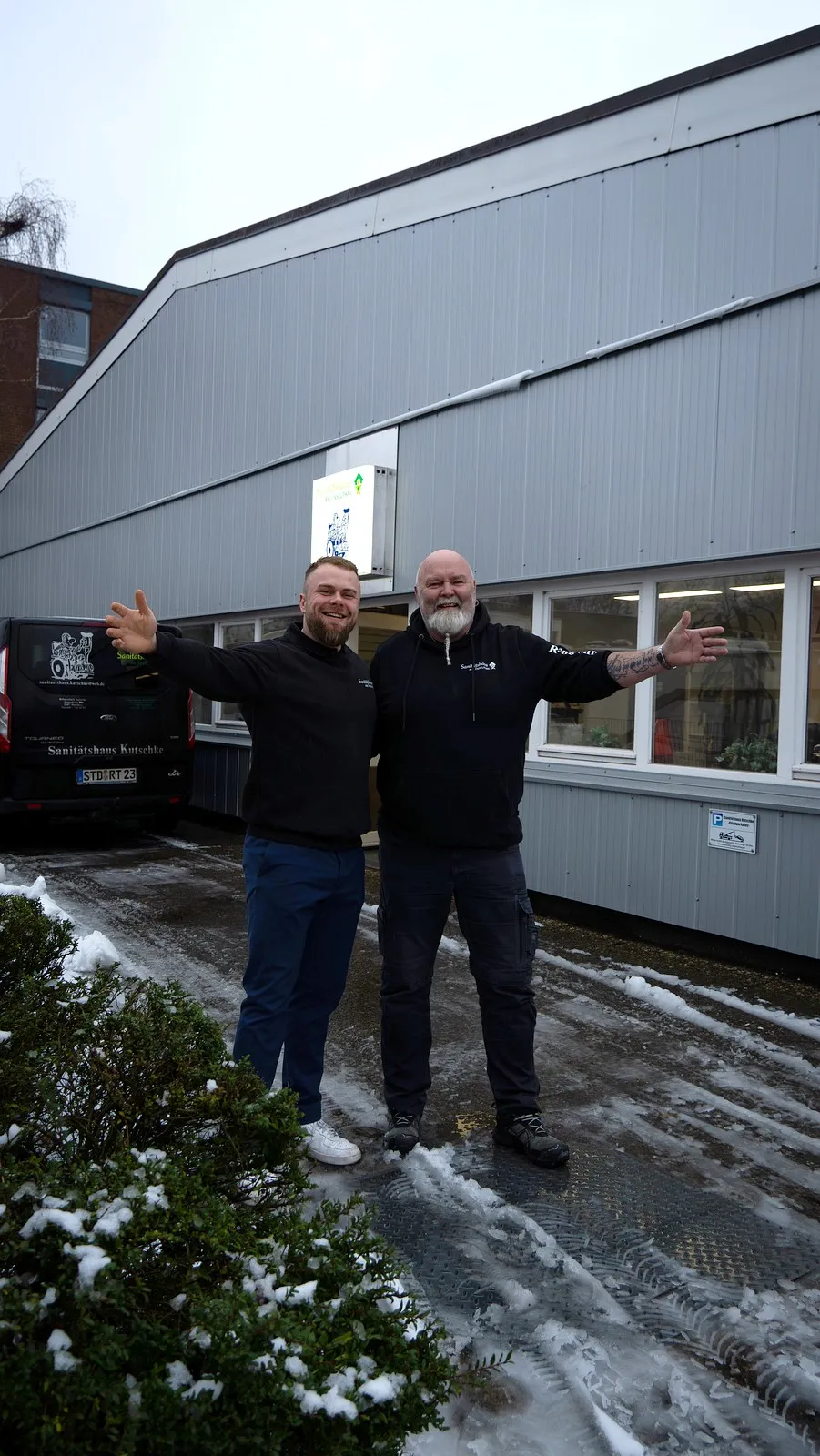Jens und Connor Kutschke heißen mit ausgestreckten Armen vor ihrem Standort willkommen.