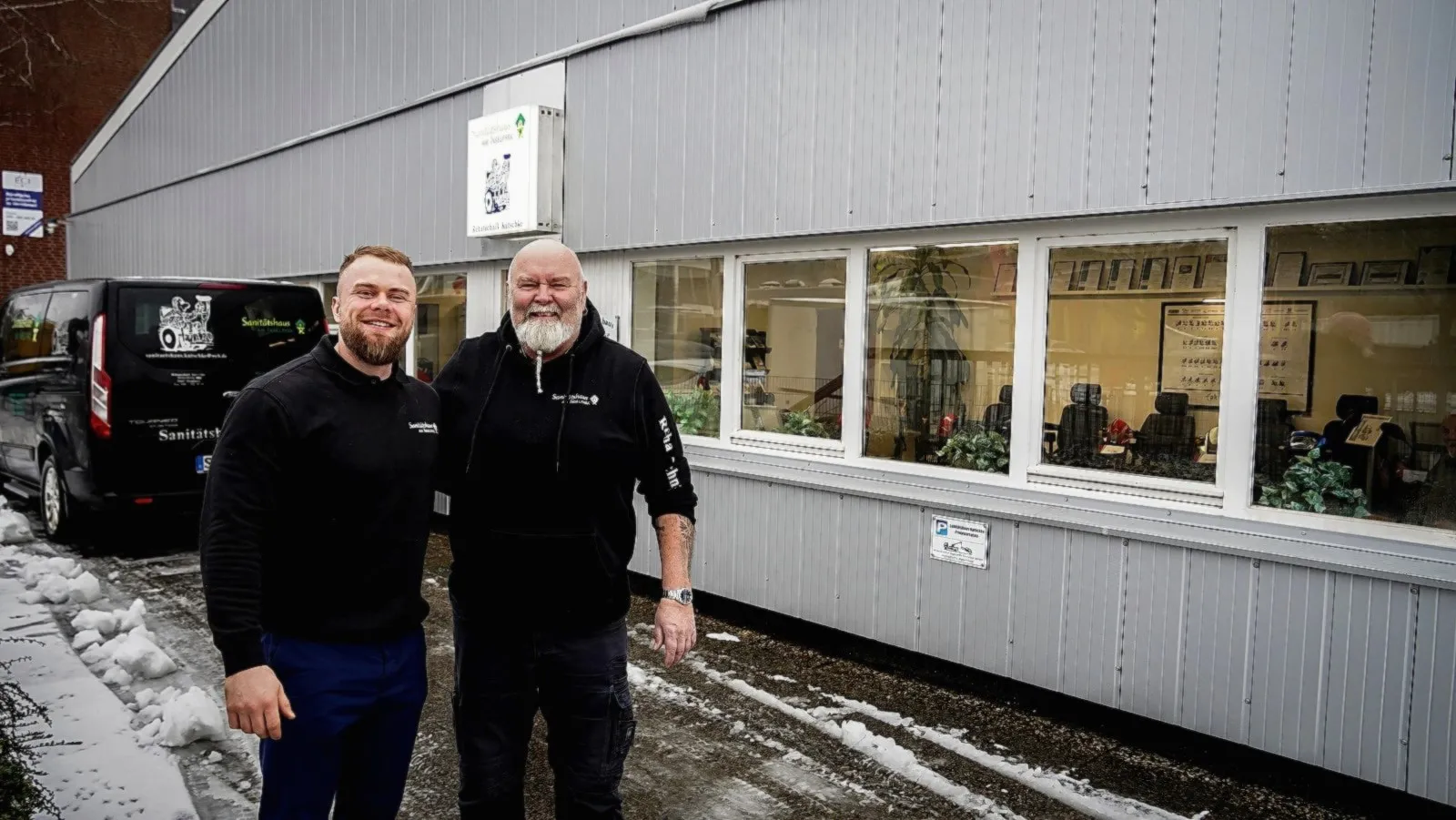 Jens und Connor Kutschke gemeinsam vor ihrem Standort in Hamburg-Wilhelmsburg